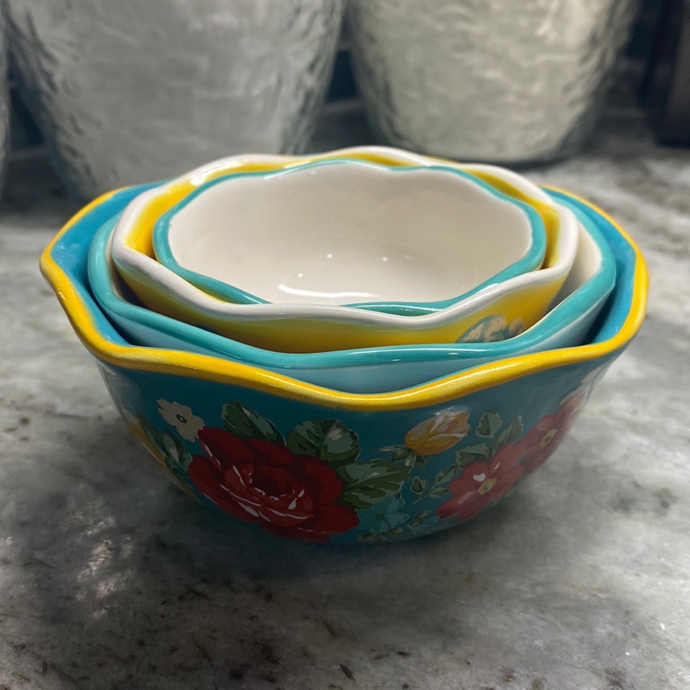 The Pioneer Woman measuring bowl set, 1 C, 1/2 C, 1/3 C, and 1/4 C.